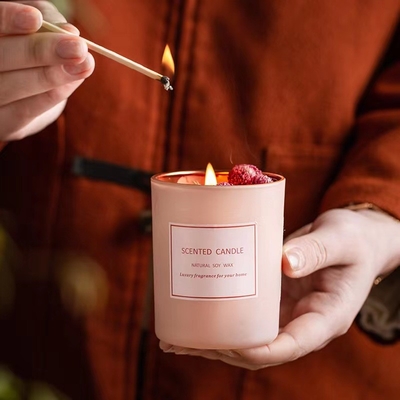 AROMA HOME Màu hồng lãng mạn Hương liệu hoa khô sang trọng Nhãn hiệu riêng Nến thơm sáp đậu nành cho sự kiện sắp xếp