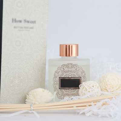 Bộ khuếch tán Aroma Reed Bộ quà tặng chai tròn 126ml sang trọng với hoa Sola